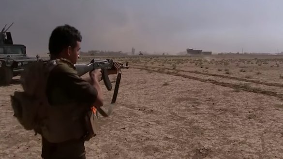 На скриншоте, сделанном ITV News, показан боевик, предположительно, выходец из Кыргызстана. Он был членом отряда боевиков, отступающих под давлением правительственных сил. Ирак, март 2017 г.