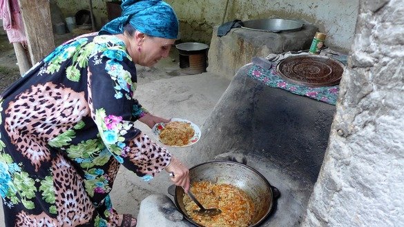 «Плов – одно из основных блюд для ифтара, – говорит Рукия Маннонова. – Я всегда делаю плов в специальном казане на костре. В нашей семье все его любят». [Надин Бахром]