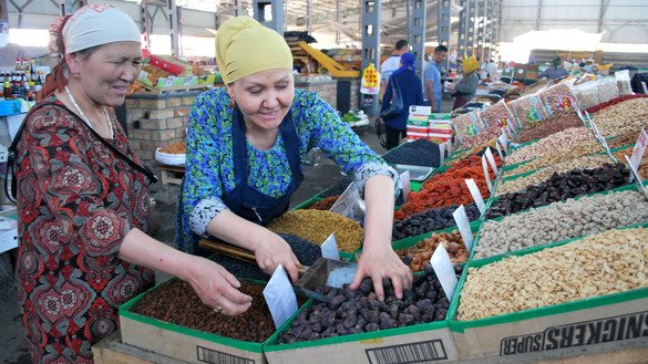 Мать (слева) покупает сыну финики для вечернего намаза. [Максат Осмоналиев]