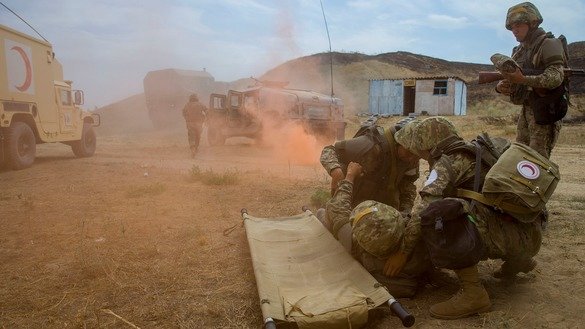 Бойцы миротворческих войск учатся оказывать помощь товарищу. [Павел Михеев]