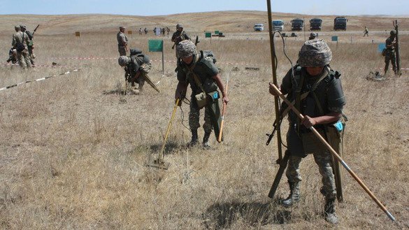 Саперы на военной базе Отар. По легенде учений, они должны обезвредить мины, установленные условными террористами в нескольких городах и на окраинах этих городов. [Министерство обороны Казахстана]