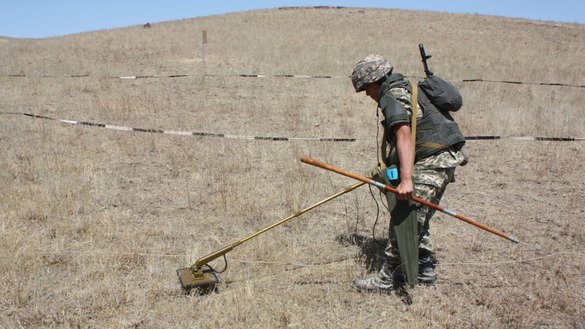 Сапер на военной базе Отар. В ходе совместных учений «в первый раз [казахстанские и кыргызстанские саперы] использовали поисковых собак и электронные глушители для блокирования дистанционной детонации наземных мин», – сказал «Каравансараю» казахстанский полковник Мурат Юсупов. [Министерство обороны Казахстана]