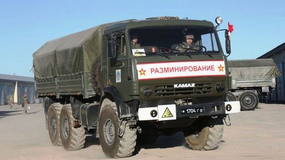 Командиры казахстанских саперов провели свои собственные учения на полигоне Берег в Алматинской области 22 августа. Два сапера управляют грузовиком. [Министерство обороны Казахстана]