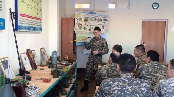 Командиры саперных подразделений Казахстана (на фото во время теоретического обучения на полигоне "Берег") несут особую ответственность, добавил Журавов. [Министерство обороны Казахстана]
