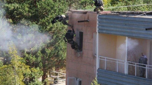 Войска осуществляют захват здания в ходе командно-штабных учений "Иссык-Куль Антитеррор-2017". "Во время учений солдатами и офицерами была проверена действенность и эффективность схем информирования и оповещения при возникновении кризисной ситуации, которая чаще всего возникает при захвате террористами заложников или стратегических объектов", – сказал Рахат Сулайманов, сотрудник ГКНБ [Государственного комитета национальной безопасности Кыргызстана]