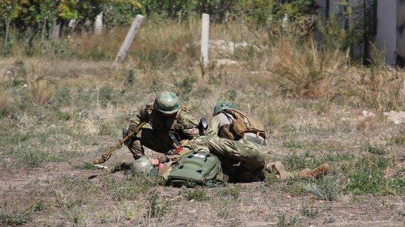 Военные оказывают помощь своему "раненому" товарищу во время учений "Иссык-Куль Антитеррор-2017". "Антитеррористический центр ГКНБ, созданный в 2011 году, разрабатывает основы единой государственной политики в области противодействия терроризму, а проводимые им учения наращивают опыт проведения и подготовки противодействию современным угрозам", – рассказал "Каравансараю" политолог из Бишкека Марат Алымбеков. [Государственный комитет национальной безопасности Кыргызстана]