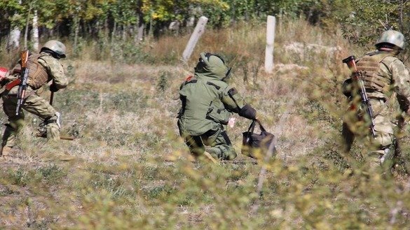 Войска идут в наступление во время учений "Иссык-Куль Антитеррор-2017". [Государственный комитет национальной безопасности Кыргызстана]