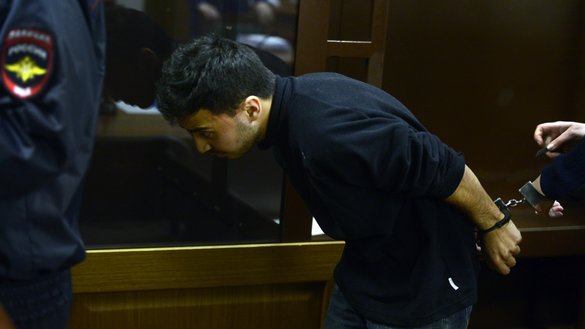 3 апрелда Санкт-Петербург метросидаги портлашга алоқадорликда гумон қилинган Муҳаммадюсуф Мирзаалимов 7 апрел куни Санкт-Петербург шаҳри Невский туман судида унинг ҳибсга олинишига бўйича эшитувларда қатнашмоқда. (Олга Малцева/АФП)