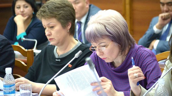 Парламент аъзоси Евгения Строкова (ўнгда) Бишкекда бўлиб ўтган 2016 йилги сессиядаги иштироки чоғида. «Мактаб ва университетларда таълим сифатини оширишга эътиборни қаратиш жуда муҳим», деди у Карвонсарой билан суҳбатда. (Қирғизистон парламенти)