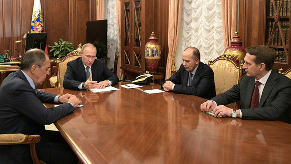 Россия президенти Владимир Путин Ташқи ишлар вазири Сергей Лавров, Ташқи разведка хизмати раҳбари Сергей Наришкин ва Федерал хавфсизлик хизмати раҳбари Александр Бортников билан 2016 йил, 19 декабрь куни учрашди. Яқинда бўлиб ўтган интервю чоғида Бортников 1930 йилларда Совет ҳукумати ўтказган қатллар «объектив сабабга эга бўлган», деди. (Кремль)