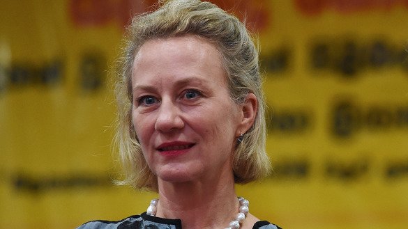 АҚШ ва Марказий Осиё мамлакатлари орасида иқтисодий интеграцияга кўмаклашиш, наркотиклар ва терроризмга қарши кураш, минтақадаги барқарорликни мустаҳкамлаш каби умумий стратегик манфаатлар бор. Бу ҳақда 2018 йилнинг 12 январ куни Брюсселда сўзлаган АҚШ давлат котибининг Жанубий ва Марказий Осиё бўйича ёрдамчиси муовини Элис Уэллс Қирғизистон ва Қозоғистон ОАВ вакилларига телефон орқали мулоқотида маълум қилди. Суратда Уэллс Коломбога (Шри-Ланка) ташрифи чоғида, 30 август, 2017 йил. (Ишара С. Кодикара/AFP)