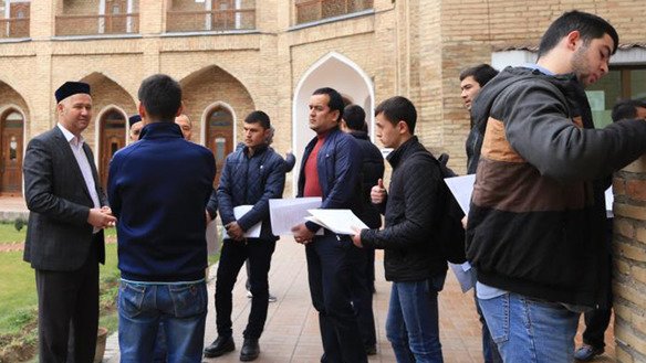 Талабалар 25 декабрь куни буюк Ислом олими Имом Бухорий номидаги Тошкент ислом институтига ҳужжатларни топширмоқдалар. (Ўзбекистон мусулмонлари диний идораси)