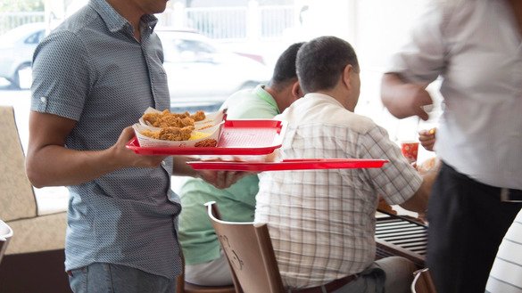 Тошкентдаги ресторанда официант KFC усулида қовурилган жўжани дастурхонга қўймоқда, сентябрь. Американинг KFC компанияси яқин орада Тошкентда ҳам ўз ресторанини очиш ниятида. (Facebook)