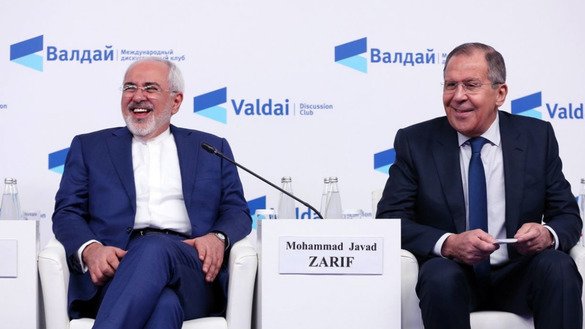 Эрон Ташқи ишлар вазири Муҳаммад Жавад Зариф (чапда) ва унинг россиялик ҳамкасби Сергей Лавров Москвада ўтказилган Халқаро конференсияда биргаликда кулиб туришибди, 17 февраль. 18 февраль куни Россия ва Эрон ҳарбийлари томонидан қўллаб-қувватланувчи Сурия армияси Шарқий Ғутага ҳаводан ва қуруқликдан шиддатли зарба берди, бунинг натижасида 900 дан ортиқ фуқаро, жумладан 179 нафар ёш бола ҳалок бўлди, деб хабар беради Суриядаги Инсон ҳуқуқлари кузатувчилари. (IRNA)