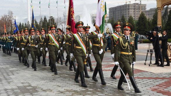Ўзбекистон Президенти Шавкат Мирзиёевнинг 9-10 март кунлари Душанбега ташрифи ҳарбий тантана, концерт ва Душанбе кўчаларида ўқувчиларнинг икки давлат байроқчалари билан олқишлаши билан кутиб олинди, деб хабар беради AFP. (Тожикистон Президенти матбуот котиби)