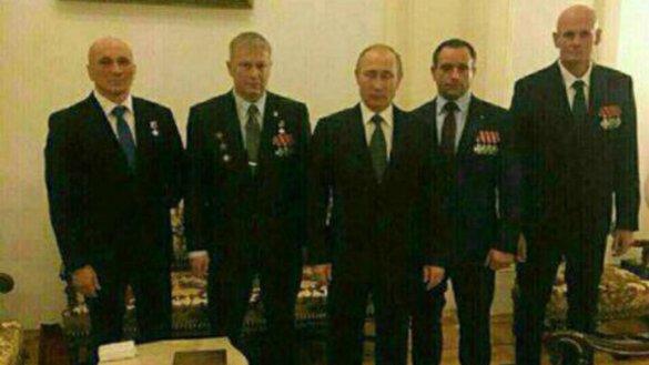 Россия президенти Владимир Путин (марказда) Wagner хусусий ҳарбий компаниясининг Дмитрий Уткин (ўнгдан охиргиси) ва бошқа қўмондонлари билан суратга тушмоқда. Ушбу фотосурат 2016 йил декабрь ойида олинган деб тахмин қилинади. (Файл)