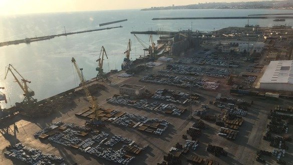 Санаси аниқ бўлмаган ушбу суратда Каспий бўйидаги Оқтов портининг юк ортиш майдончаси тасвирланган. Таҳлилчиларнинг сўзларига кўра, АҚШга Афғонистонга юк ташиш учун ушбу портлардан фойдаланишга рухсат берилиши АҚШ ва Қозоғистон муносабатларининг мустаҳкамланаётганидан дарак беради. (Оқтов порти)