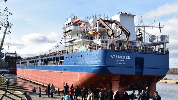 Қуриқ портидаги Атамекен кемаси, ўтган йил сентябрь ойида олинган сурат. Қуриқ порти Америка Қўшма Штатлари Афғонистонга юк олиб ўтишда фойдаланиш учун рухсат олган икки портдан биридир. (Қуриқ порти)