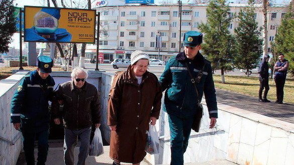 Ҳуқуқни ҳимоя қилиш ходимлари қарияга йўлдан ўтишга кўмаклашмоқда, 25 февраль, Тошкент. (Тошкент ИИББ)