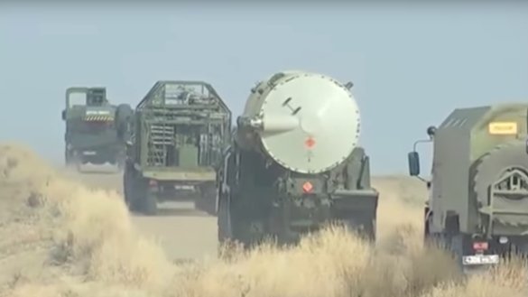 Россия Мудофаа вазирлиги олган видеотасвирда 2 апрель куни рус ҳарбий машиналарининг Қозоғистондаги ҳарбий базага қайтаётгани акс этган. «Бугун улар бизнинг ерларимизда ўзларининг супер-ракеталарини синовдан ўтказишяпти, эртага эса худди Украинада бўлгани каби, шимолий вилоятларимизни тортиб олишлари мумкин», дейди қозоғистонлик фуқаро. (Россия мудофаа вазирлиги)