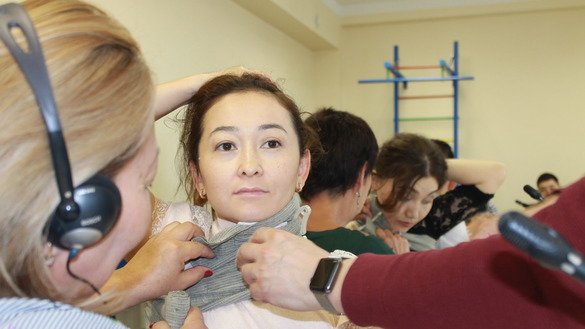 Медики учатся накладывать повязку при ранении подмышечной области, доходящую до шеи пациента. [Айдар Ашимов]