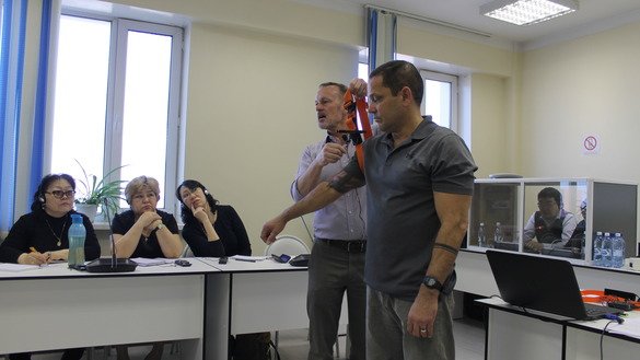 Колби демонстрирует специально разработанные высокоэффективные жгуты, используемые американскими парамедиками для остановки кровотечения. [Айдар Ашимов]