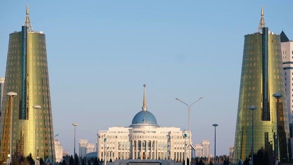 Остонадаги Оқ Ўрда президент қароргоҳи, март. Таҳлилчиларнинг сўзларига кўра, бир неча йиллар давомида Россиянинг иттифоқчиси бўлган Қозоғистон энди ўзининг геосиёсий йўлини танламоқда, жумладан, Америка Қўшма Штатлари билан яқин алоқаларни кучайтирмоқда. (Владимир Третяков)