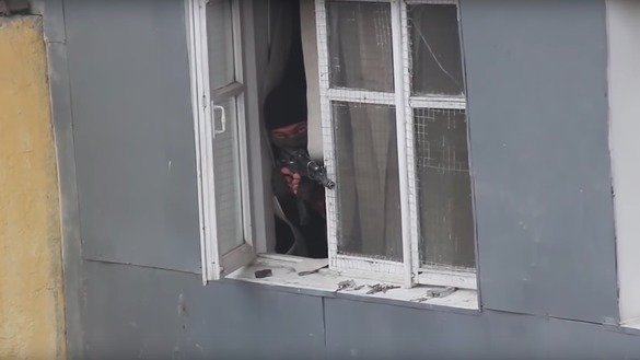 Тожикистонда Россия аскарлари учун одатий ҳарбий машқлардан бири шаҳар ичидаги жангларга тайёргарликдир. Россия аскари машғулот вақтида қуролини нишонга йўналтирмоқда, Тожикистон, 2017 йил. (Россия Мудофаа вазирлиги)
