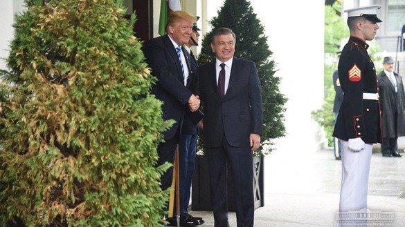 АҚШ президенти Дональд Трамп ва Ўзбекистон президенти Шавкат Мирзиёев Оқ уй ташқарисида қўл сиқишмоқдалар, 16 май. (Ўзбекистон президенти матбуот хизмати)