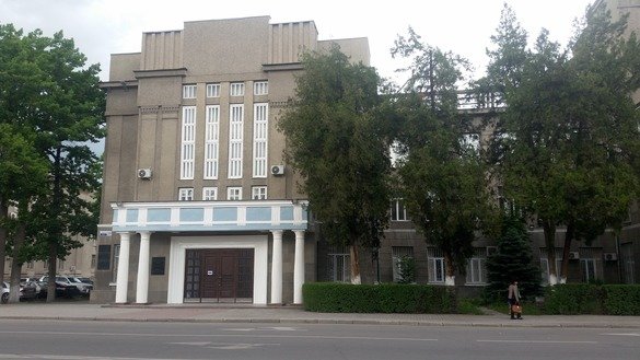 Қирғизистон олий суди 14 май куни бир нечта вебсайтлар, жумладан SoundCloud, LiveLeak саҳифаларини экстремистик деб эълон қилди. Суд зали, 17 май. (Арман Калиев)