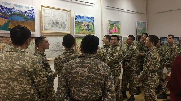 Ҳарбий кадетлар Павлодар вилояти санъат музейидаги кўргазмага қўйилган суратларни муҳокама қилмоқда, 3 май. (Ксения Бондал)
