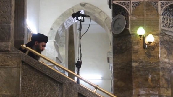 2014 йилнинг июнь ойида олинган видеода «Ислом давлати» етакчиси Абу Бакр ал-Бағдодий ўз халифалигини тузиши ҳақида эълон қилмоқда. У яширинча ҳаёт кечиради ва камдан-кам ҳолларда кўриниш беради. (File)