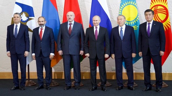 ЕОИИга аъзо давлатларнинг раҳбарлари ва Евроосиё иқтисодий комиссияси раиси Тигран Саргсян (чапдан охирги) «оилавий сурат»га тушмоқдалар, Сочи, Россия, 14 май. (ЕОИИ)