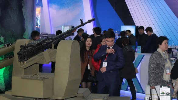 Боевой робот «Каракурт» — интеллектуальная машина, способная заменить человека. Он может двигаться по назначенному маршруту без указаний оператора, самостоятельно находить цель и принимать решение о её уничтожении. Изготовленный в Казахстане робот показан в Астане 24 мая 2018 г. [Айдар Ашимов]