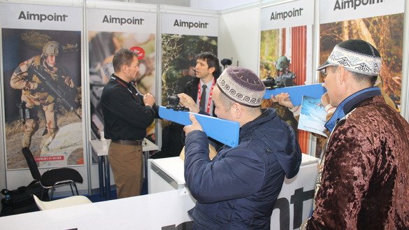Посетители выставки KADEX-2018 смотрят в оптические прицелы шведского производства. Астана, 24 мая 2018 г. [Айдар Ашимов]