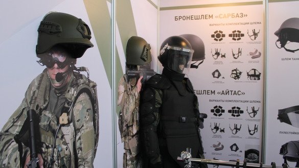 Бронешлемы казахстанского производства «Сарбаз» и «Айтас» показаны на выставке KADEX-2018. Астана, 24 мая 2018 г. [Айдар Ашимов]