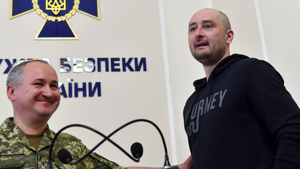 Кремлга қарши кайфиятдаги россиялик журналист Аркадий Бабченко (ўнгда) ва Украина хавфсизлик хизмати раҳбари Василь Грицак (чапда) Украина хавфсизлик хизматида ўтказилган матбуот анжуманида суҳбатлашмоқда, Киев, 30 май. Украина Россия томонидан Бабченкога қарши суиқасднинг олдини олиш мақсадида унинг ўлимини саҳналаштирганини тан олди. (Сергей Супинский/AFP)