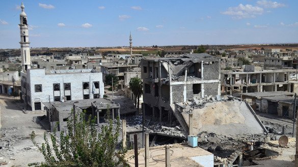 Суратда Суриянинг Ҳомс вилояти Талбисса шаҳридаги кимсасиз кўчалар ва вайрона бинолар акс этган, 30 сентябрь, 2015 йил. Шу куни Россия Сурияда, Ҳомс шаҳри яқинида илк ҳаво ҳужумини уюштирганини тасдиқлаган ва шу тариқа Москванинг ҳарбий аралашувига расман старт берилган эди. (Маҳмуд Тама/AFP)