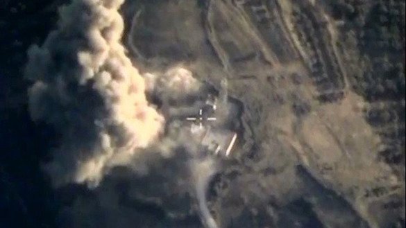 2015 йилнинг октябрь ойида Россия ҳаво кучлари Сурияда ИДга тегишли деб гумон қилинган бинога зарба бердилар. Россия 2015 йилда низога аралашганидан бери ҳаво ҳужумларининг 14 фоизигина ИД нишонларига теккан, деб хабар беради Терроризм ва исёнларни тадқиқ қилиш бўйича IHS Jane маркази. (Россия мудофаа вазирлиги)