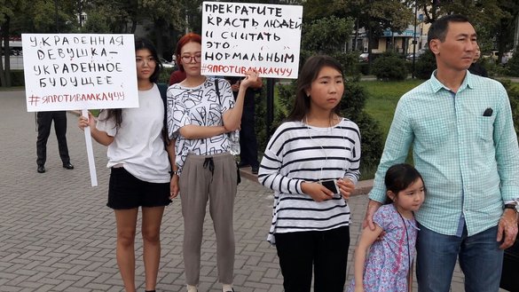 9 июнь куни бишкекликлар келин ўғирлаш одатига қарши намойишга қўшилдилар. «Келин ўғирлашга қаршиман» хештеги остидаги бу аёл баннерида «Қиз ўғирлаш унинг келажагини ўғирлаш демакдир» ва «Одам ўғирлашни ва буни оддий ҳолат деб билишни бас қилинг» деб ёзилган. (Аскер Султанов)