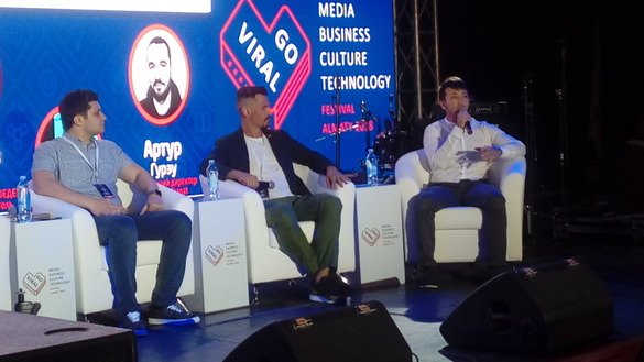Рақамли технологиялар бўйича мутахассислар «Go Viral» фестивали иштирокчиларининг саволларига жавоб бермоқдалар, Олмаота, 17 июнь. (Ксения Бондаль)
