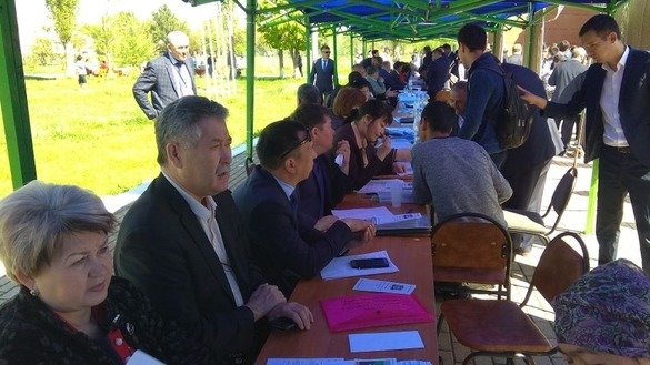 Ҳукумат иш таклиф қилиш ва жанубдан шимолга кўчиш афзалликларини тушунтириш учун меҳнат ярмаркалари ўтказиш орқали ушбу дастурни оммалаштирмоқда. 20 апрель куни Чимкентда бўлиб ўтган ана шундай ярмаркада 100 дан ортиқ бўш иш ўринлари таклиф этилди. (Шимолий Қозоғистон вилояти ҳокимияти)