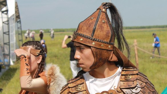 Территория "Этноаула" была разделена на 7 деревень, в каждой из которых зрителей радовали воины и наездники, музыканты и ремесленники. [Айдар Ашимов]