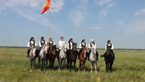 Команда из Кыргызстана. Девушка-наездница выполняет элементы джигитовки. [Айдар Ашимов]