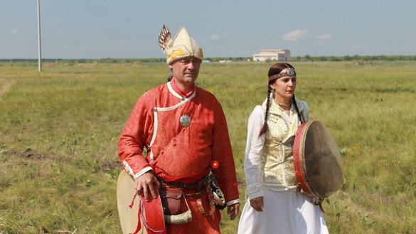 Во время выступления певцы имитировали разные звуки: дыхание оленя, шелест травы, птичий крик и заклинания шамана. На фото музыканты из Болгарии [Айдар Ашимов]