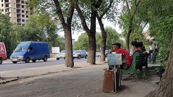 Қирғизистоннинг ночор қишлоқларидан келган эркаклар Бишкекда ремонт, қурилиш, юк ташиш каби вақтинча ишларни кутиб ўтиришибди, 30 июнь. Кўпчилик қирғиз эркаклари кун сайин ҳаёт ўғирлашиб бораётган Россияга кетишдан кўра, пойтахтда иш излашни афзал кўрадилар. (Арман Калиев)