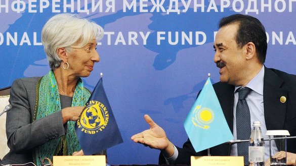 Халқаро валюта жамғармаси (ХВЖ) бошқарувчи директори Кристин Лагард (чапда) ва Қозоғистон собиқ бош вазири Карим Масимов ХВЖ минтақавий анжуманида. Анжуман 2018 йиль, 24 май куни Остона Иқтисодий форуми доирасида бўлиб ўтган. (Иляс Омаров/AFP)