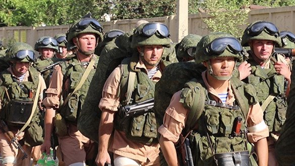 Тожикистондаги 201-Россия ҳарбий базаси аскарлари, 17 июль куни олинган сурат. Улар тожик қуролли кучлари билан қўшма ҳарбий машғулотларни ўтказар экан, Россиянинг ҳудуддаги режалари юзасидан хавотирлар пайдо бўлмоқда. (Россия мудофаа вазирлиги)