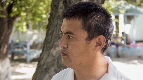 «Отсутствие дорог означает большое количество пыли, а это ведет к высокому уровню заболеваемости бронхиальной астмой среди детей», – говорит врач Мирбек Касымов, заведующий отделением Центра по борьбе с туберкулезом Баткенской области в Кыргызстане. Он надеется, что после строительства дороги состояние здоровья населения улучшится. [Группа Всемирного банка]