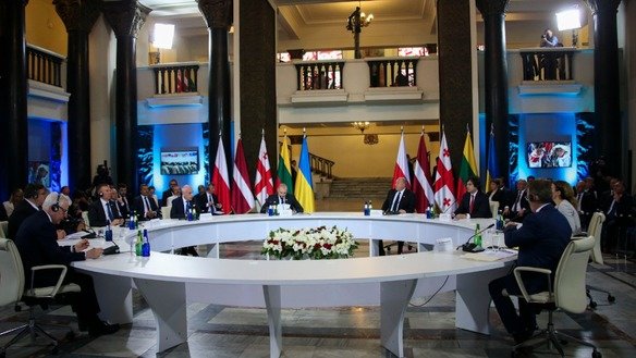 Грузия президенти Георгий Маргвелашвили 7 август куни Тблисида ўтган «Тинчлик ва хавфсизлик: Россия-Грузия урушидан 10 йил ўтиб» деб номланган давра суҳбати иштирокчиларига юзланди. Мазкур учрашувда Грузияда урушдан кейинги хавфсизлик муаммолари, мамлакатнинг босиб олинган ҳудудларидаги вазият ва Грузиянинг стратегик сабр сиёсатининг муҳимлигига эътибор қаратилди. (Грузия президенти маъмурияти)
